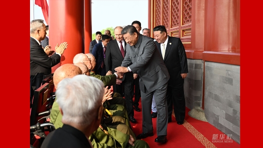 新华图讯｜习近平登上天安门城楼 同抗战老战士老同志代表亲切握手