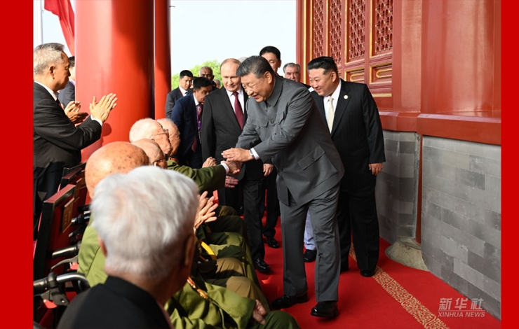 习近平登上天安门城楼 同抗战老战士老同志代表亲切握手