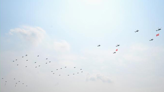 纪念抗战胜利80周年｜空中护旗梯队
