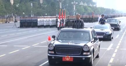 习近平向广场观礼台上的各界代表挥手致意