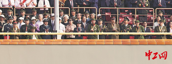 他驾驶装备方队“第一车”