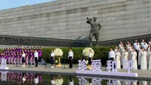 年轻小号手吹响《胜利的号角》