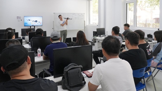 无人机“飞”进夜校 青岛市市北区总工会“北工汇智”工创夜校解锁教学新场景