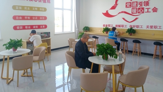 宁夏石嘴山市惠农高铁工会驿站暖心服务职工群众