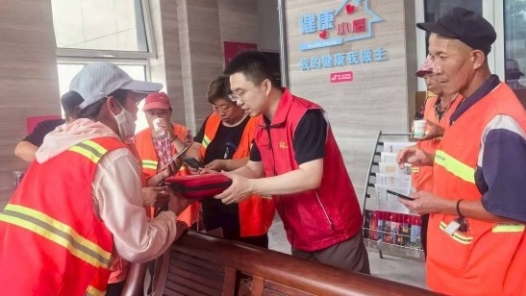 山西省总工会开展“当一天站长”活动 50名青年干部走进工会驿站变身“服务员”