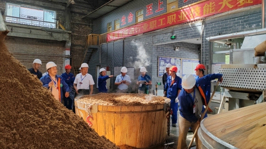 河北平泉市开展酿酒装甑摘酒技能竞赛