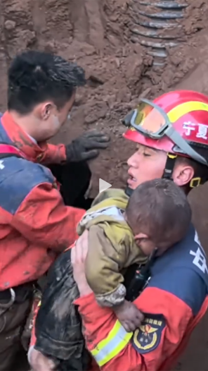 两岁幼童坠入化粪池，消防员紧急救援