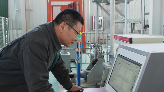 中国梦·大国工匠篇 | 何成：听诊万里电网的“钢铁医生”