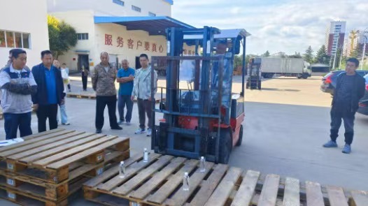 河北省平泉市举办叉车技能竞赛