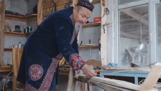 中国梦·大国工匠篇丨在“人类滑雪起源地”阿勒泰，滑雪“活化石”在他手中焕发新生