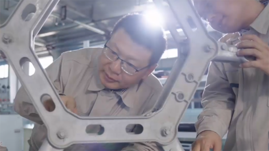 中国梦·大国工匠篇丨做检查、究“病因”、开“药方”，他坚守30年为电网材料“把脉问诊”