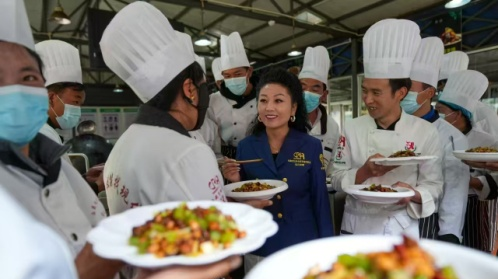 青藏高原上的 “技能点亮者”——记全国劳动模范、西藏现代服务业技工学校党支部书记、校长边巴卓噶