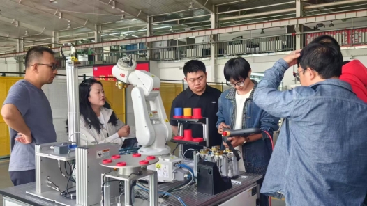 操作工化身“机器人导师”，除了焊接、切割还需要会啥？