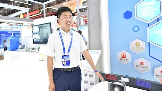 可替代交警巡逻的智能巡逻机器人惊艳亮相