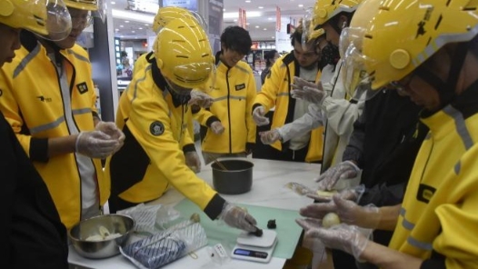 山东威海市环翠区总工会组织户外劳动者在驿站过双节