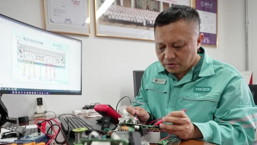 图片故事丨“大国工匠”朱劲雷：专业专注的“电网卫士”