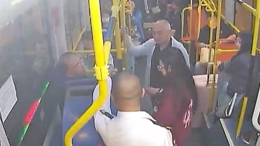 乘客突发不适 青岛公交驾驶员与乘客携手上演“生命接力”