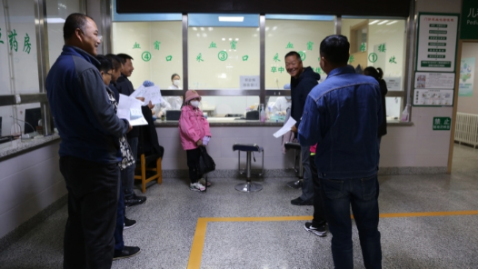 内蒙古突泉县总工会为53名货车司机提供免费体检服务