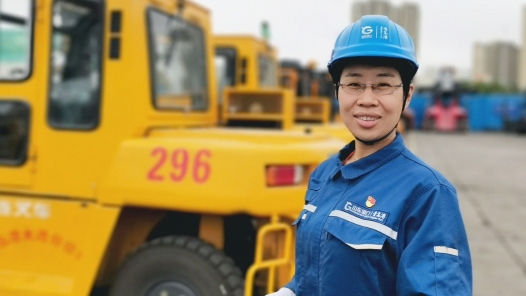 港口码头的“板正女子”