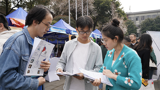 江苏省连云港市：工会驿站就业小集市开市 线上线下联动搭建就业桥