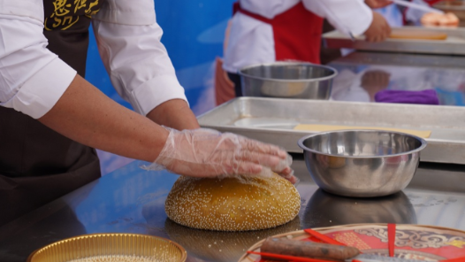 新闻特写丨舌尖上的“非遗盛宴”