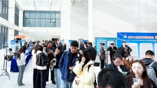 内蒙古呼和浩特市总工会联合人社局举办高校巡回招聘会