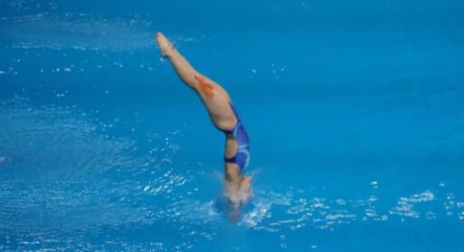 一汪碧水上 港澳跳水选手学习成长进步
