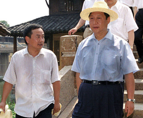 2005年8月3日,习近平在浙江嘉兴桐乡市乌镇调研古镇保护工作。资料图片