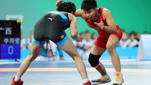 全运会｜“复制粘贴”姐妹花，在十五运会摔跤场并肩闪耀