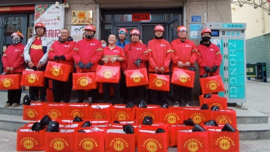 宁夏中卫沙坡头区100名骑手收到立冬“四件套”礼包