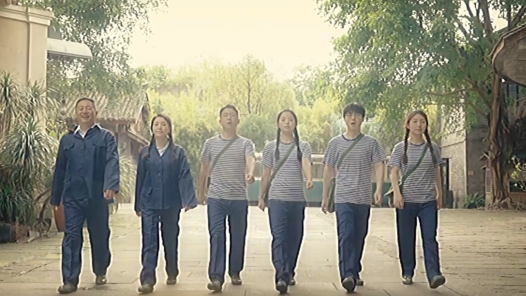 歌曲《我们走在大路上》