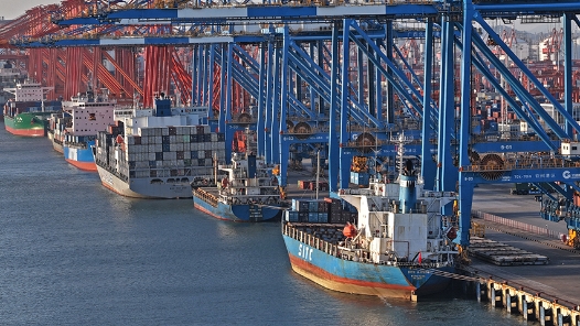 李强在政府工作报告中指出，我国经济长期向好的支撑条件和基本趋势没有改变，制度优势和大国优势不断彰显