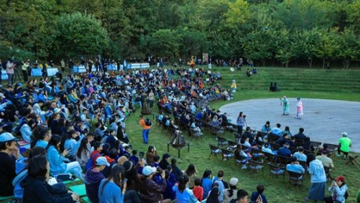 戏剧的未来：“在场”还是“在线”