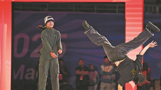 霹雳舞赛场上演“全民狂欢”
