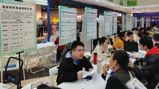 江苏省淮安市总工会“人才夜市”开进商场