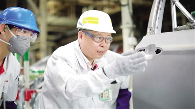 匠心如灯，既要照亮生产线，也要照亮心灵