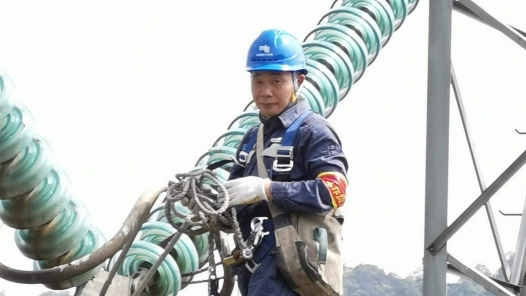 大国工匠唐勇：百米高空守护西电东送生命线