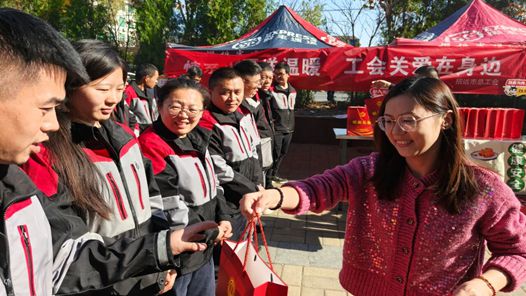 山东招远：双重保障情暖快递小哥