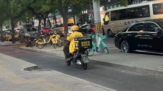 “骑心守护微课堂”为骑手提供权益指南