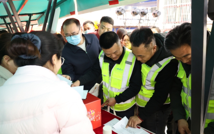 1、12月4日，在2025年山东省青岛市工会宪法宣传行径中的宪法答题专区。青岛市总工会供图 (1)