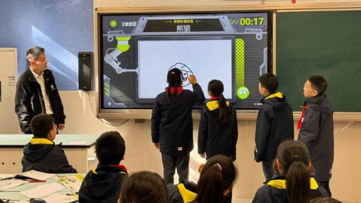 四中全会精神在基层丨人工智能课“落地”杭州中小学，课堂有何新风景？
