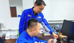 “硬条款”变成“随身贴”，“小卡片”承载“大安全”