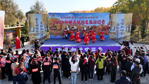 金色胡杨变身旅游“热资源”