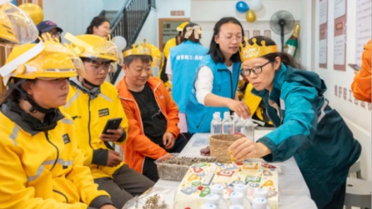 新闻特写｜工会驿站里的温馨生日会