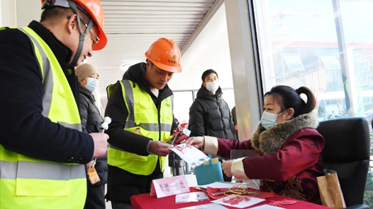 河北省尚义县总工会为新就业形态劳动者发放“暖新礼包”