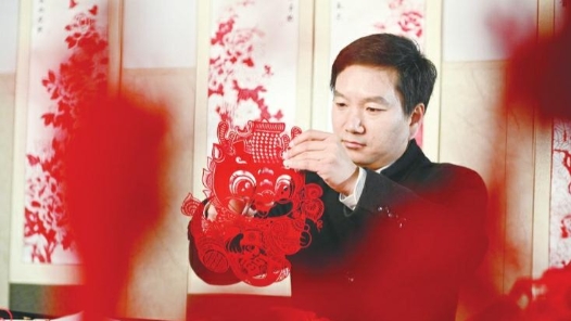 王飞：一剪一纸间的坚守与担当