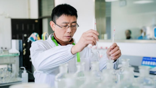 熊宏：匠心映“化”彩 三十载铸就质检标杆