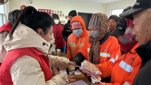 内蒙古包头市九原区总工会为300余名户外劳动者送去“爱心早餐”