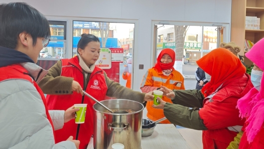 宁夏永宁县建设社区工会驿站为户外劳动者送热汤