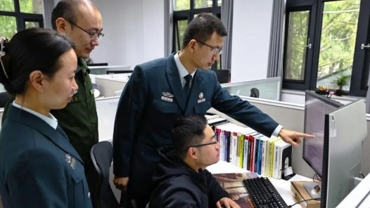 身着“孔雀蓝”的排弹专家